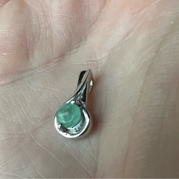 NWOB - 5mm Emerald Sterling Silver Pendant - Picture 6 of 6